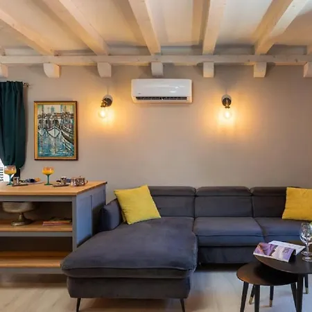 Old Town Apartment *